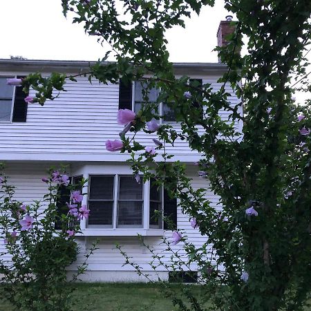 Room In Single Family House - Suburban Neighborhood In Boston Esterno foto