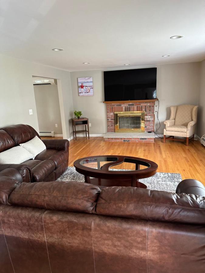 Room In Single Family House - Suburban Neighborhood In Boston Esterno foto