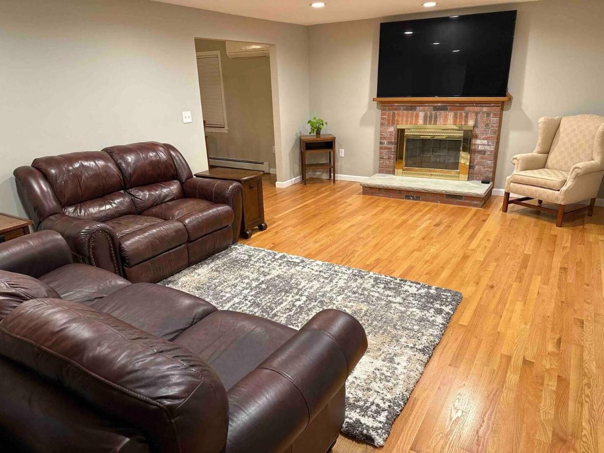 Room In Single Family House - Suburban Neighborhood In Boston Esterno foto