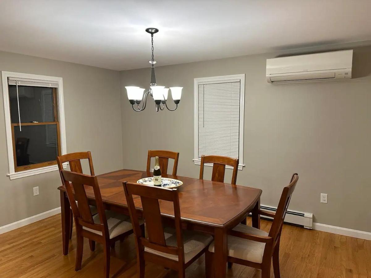 Room In Single Family House - Suburban Neighborhood In Boston Esterno foto